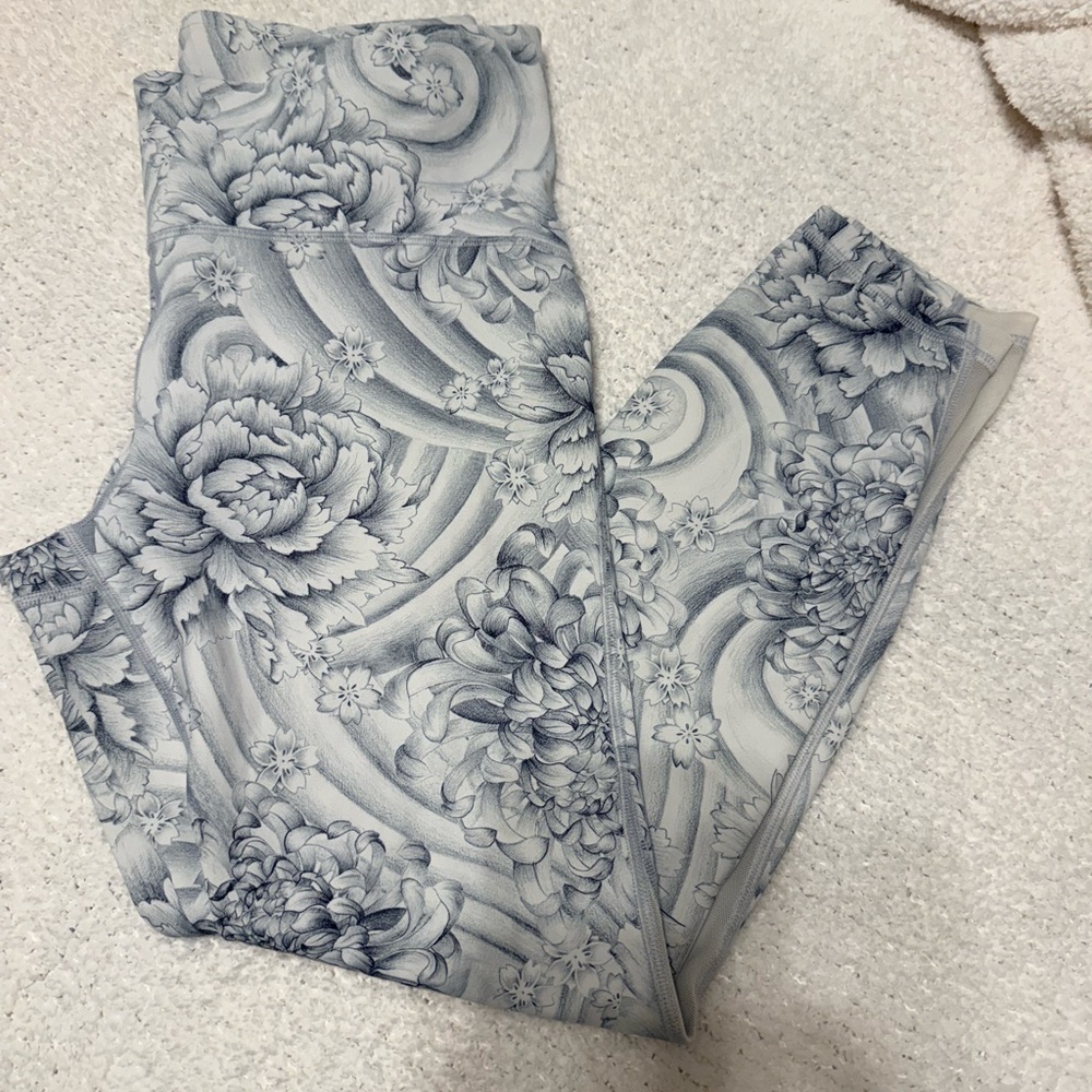 Lululemon lotus leggings